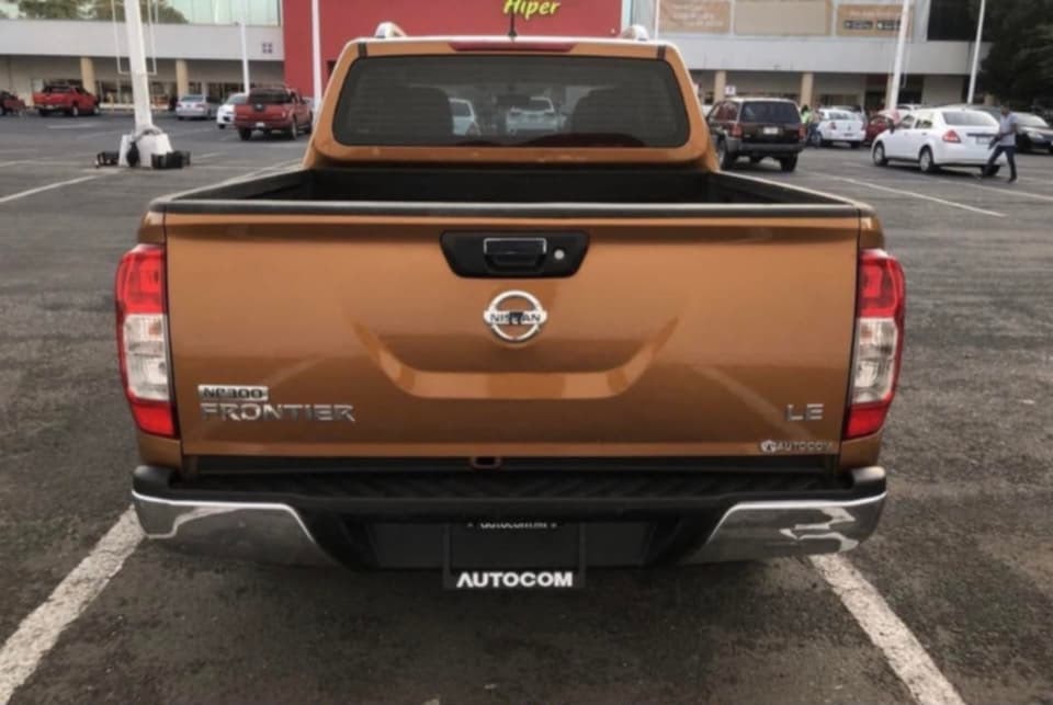 Nissan Frontier LE foto 4