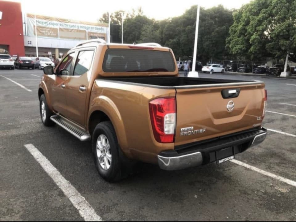 Nissan Frontier LE foto 5