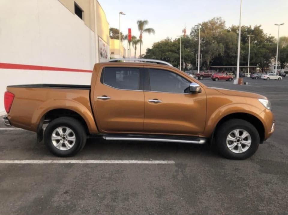 Nissan Frontier LE foto 6