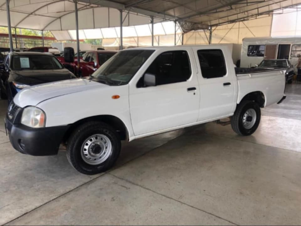 Nissan NP300 Doble Cabina foto 2