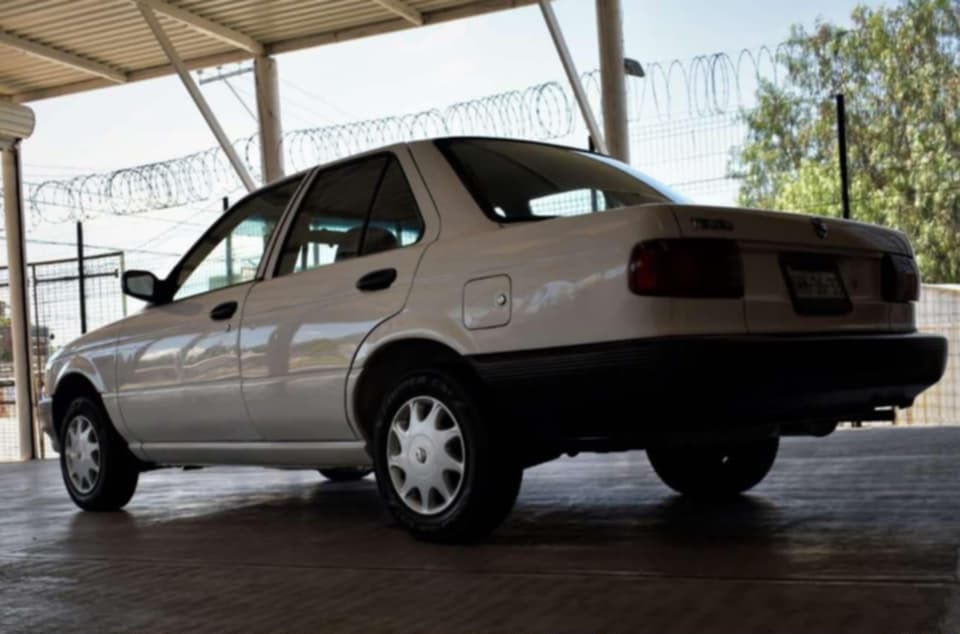 Nissan Tsuru foto 3
