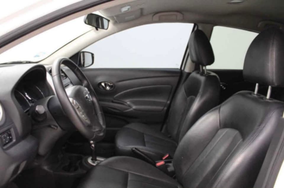Nissan Versa Piel Aut foto 5