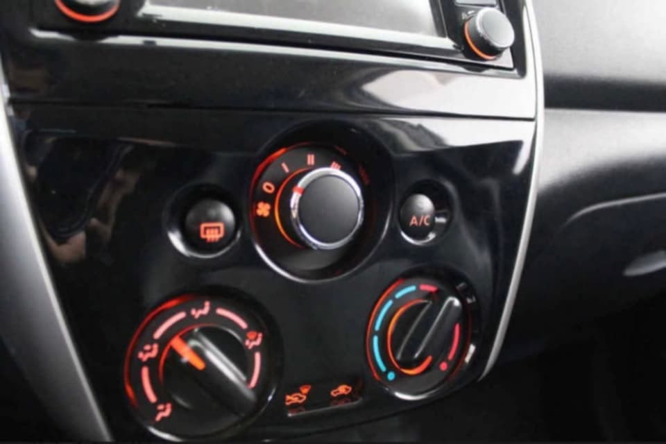 Nissan Versa Piel Aut foto 7